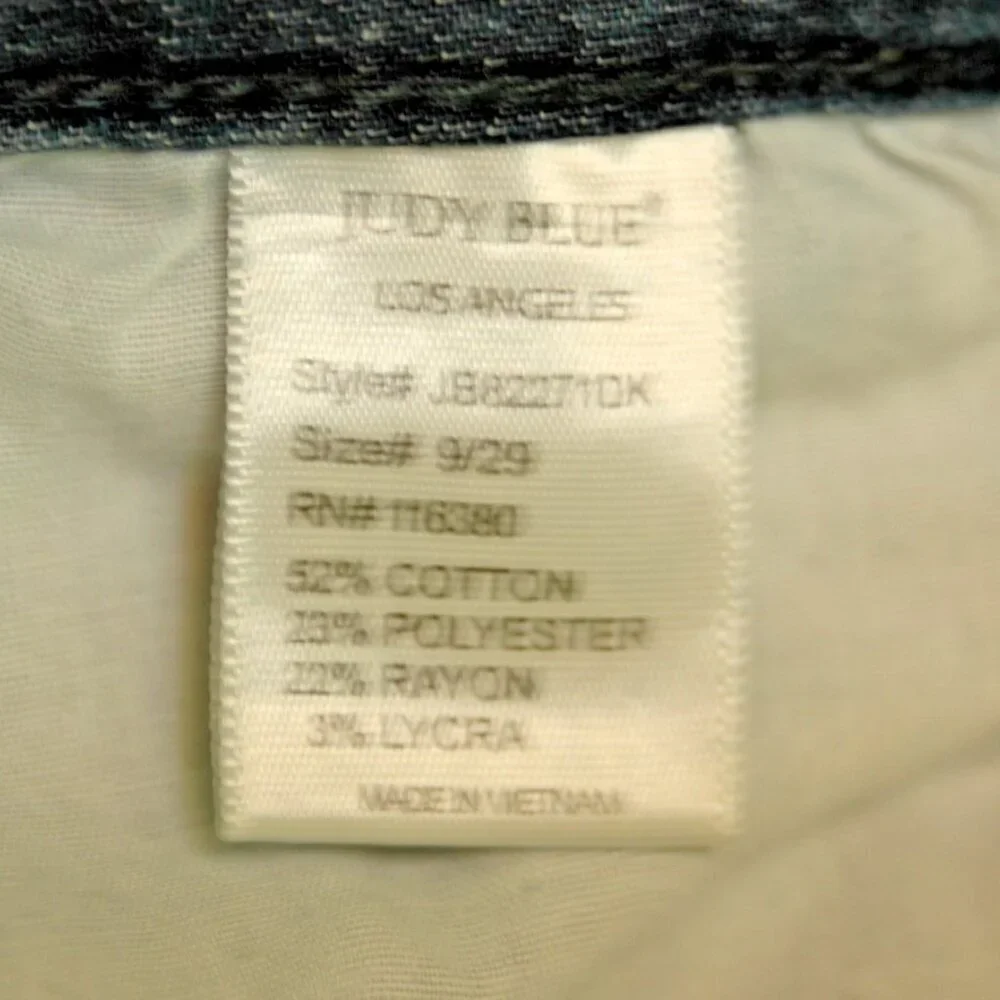 Judy Blue Jeans 9/29 Skinny Fit Capri Los Angeles Distressed Ripped and Tattered